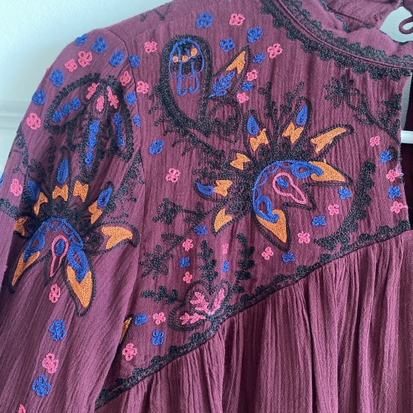 Parker - Burgundy Peasant Blouse w/ Floral Design size XS - Picture 8 of 8